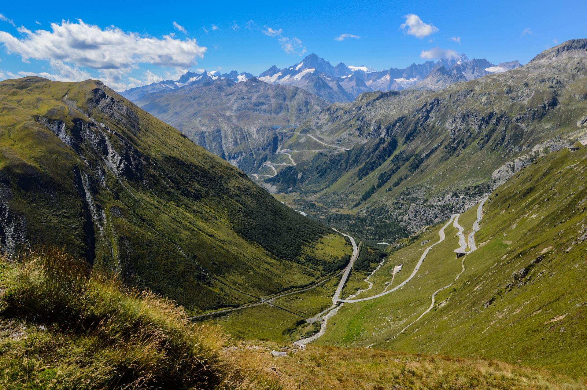 Der Gotthard und die Passstrasse (Bild von Jonathan Reichel at Pixabay)