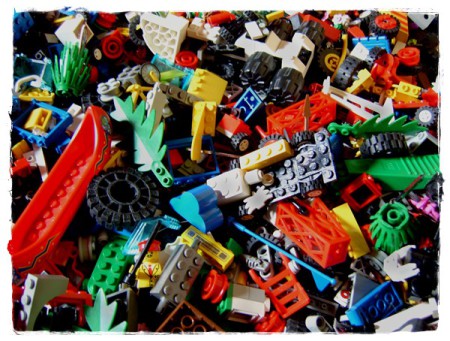 (Legosteine fotografiert von Stefan Erdmann @ pixelio.de)