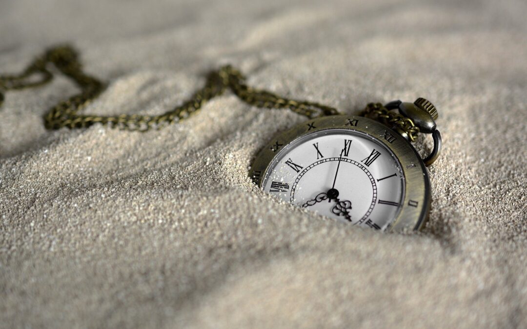 Titelbild: Die Zeit versinkt unter dem Sand