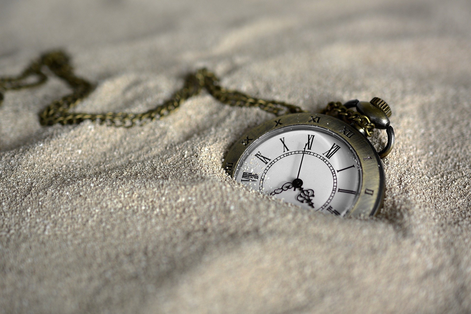 Titelbild: Die Zeit versinkt unter dem Sand