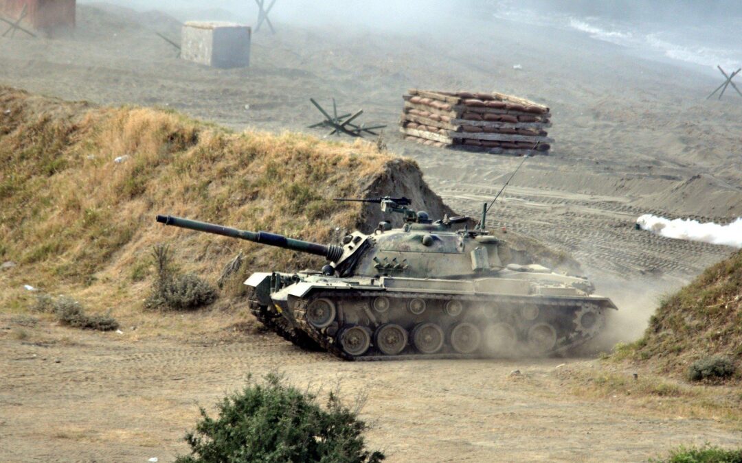 Fahrender Panzer auf einer Panzerpiste als Illustration zum Thema mit Schulkindern und Teenagern über Krieg reden