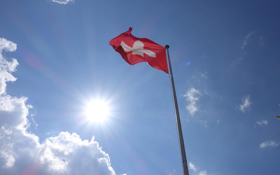 schweizer fahne vor blauem himmel